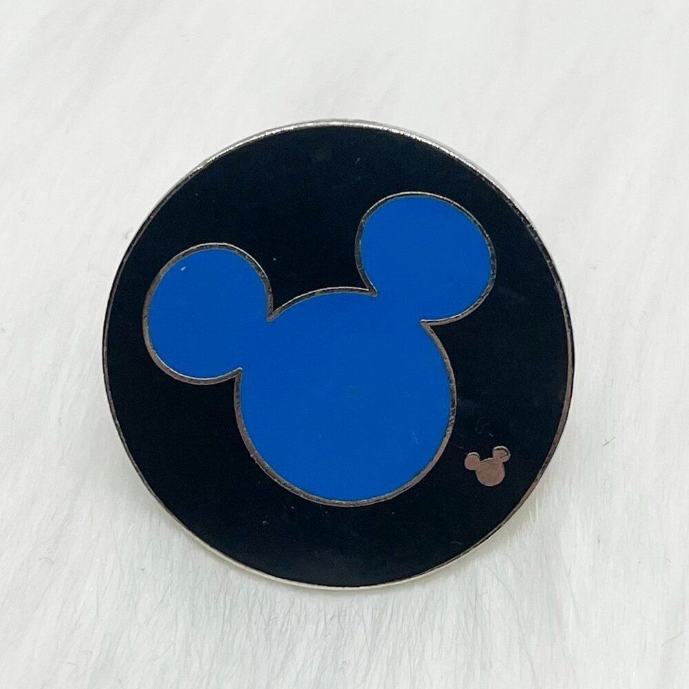 🔮‎ 5/$25 Disney Cast Lanyard Blue Mickey Mouse Icon Pin